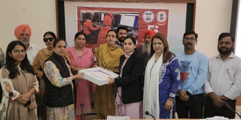 The Deputy Commissioner distributed laptops to 15 schools of the district